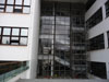 Mytí oken z pojezdové plošiny v zajištění lanem pro školu v Praze